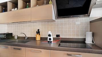 Fridge, oven, stovetop, coffee/tea maker