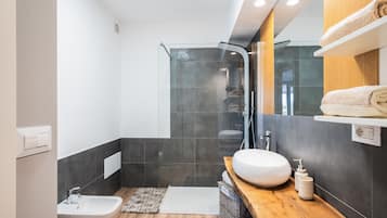 Een douche, een haardroger, handdoeken