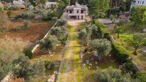 Ein zweistöckiges Haus mit einem Gartenweg, der zum Eingang führt.