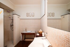 Shower, hair dryer, towels - Apartment 'Casa Cenate Due' with Private Terrace, Wi-Fi and Air Conditioning (nardò)