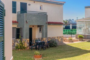 Outdoor dining - Apartment 'Cala En Forcat' with Shared Pool, Private Terrace and Wi-Fi (Menorca)