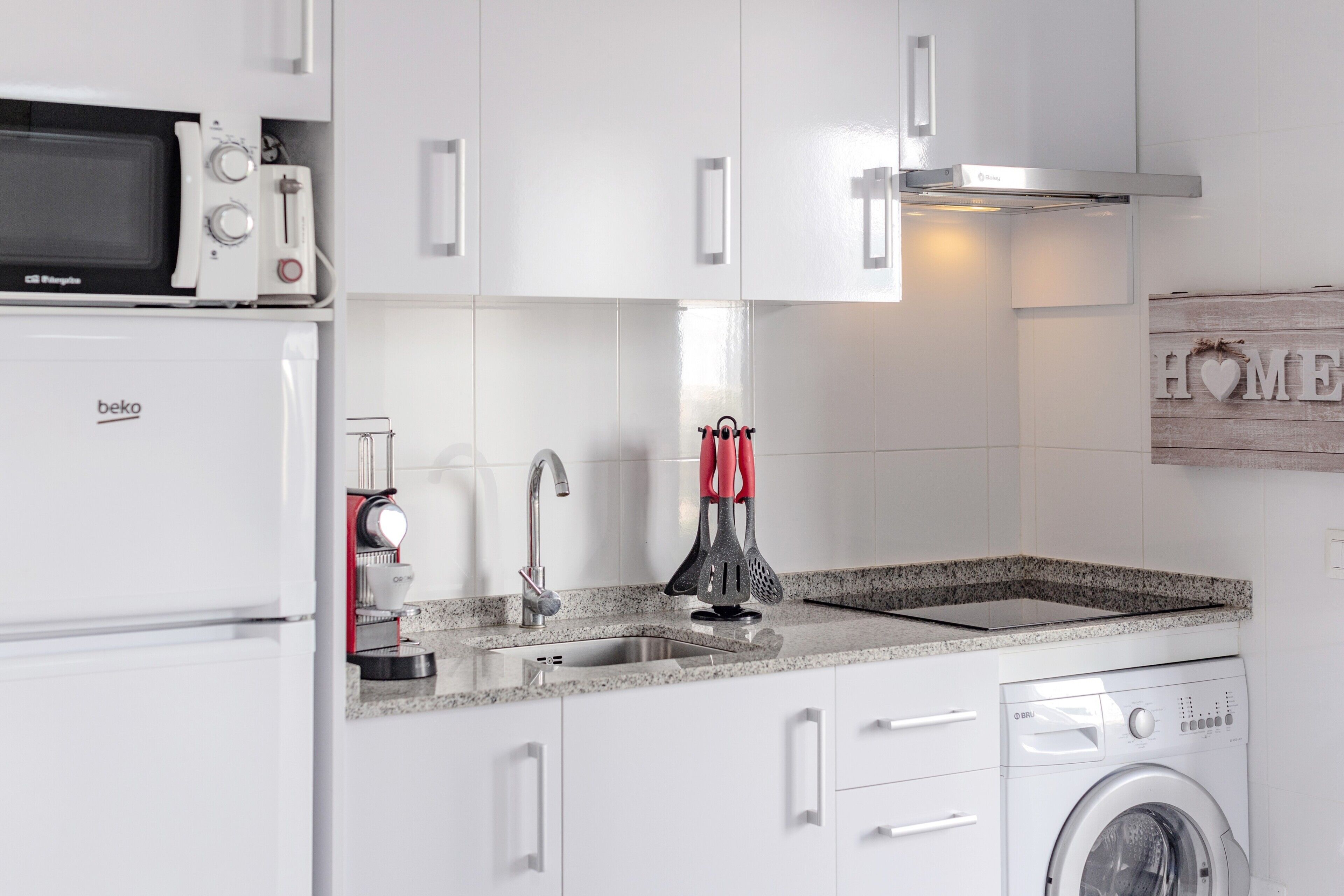 冷蔵庫、電子レンジ、コンロ、コーヒー / ティーメーカー