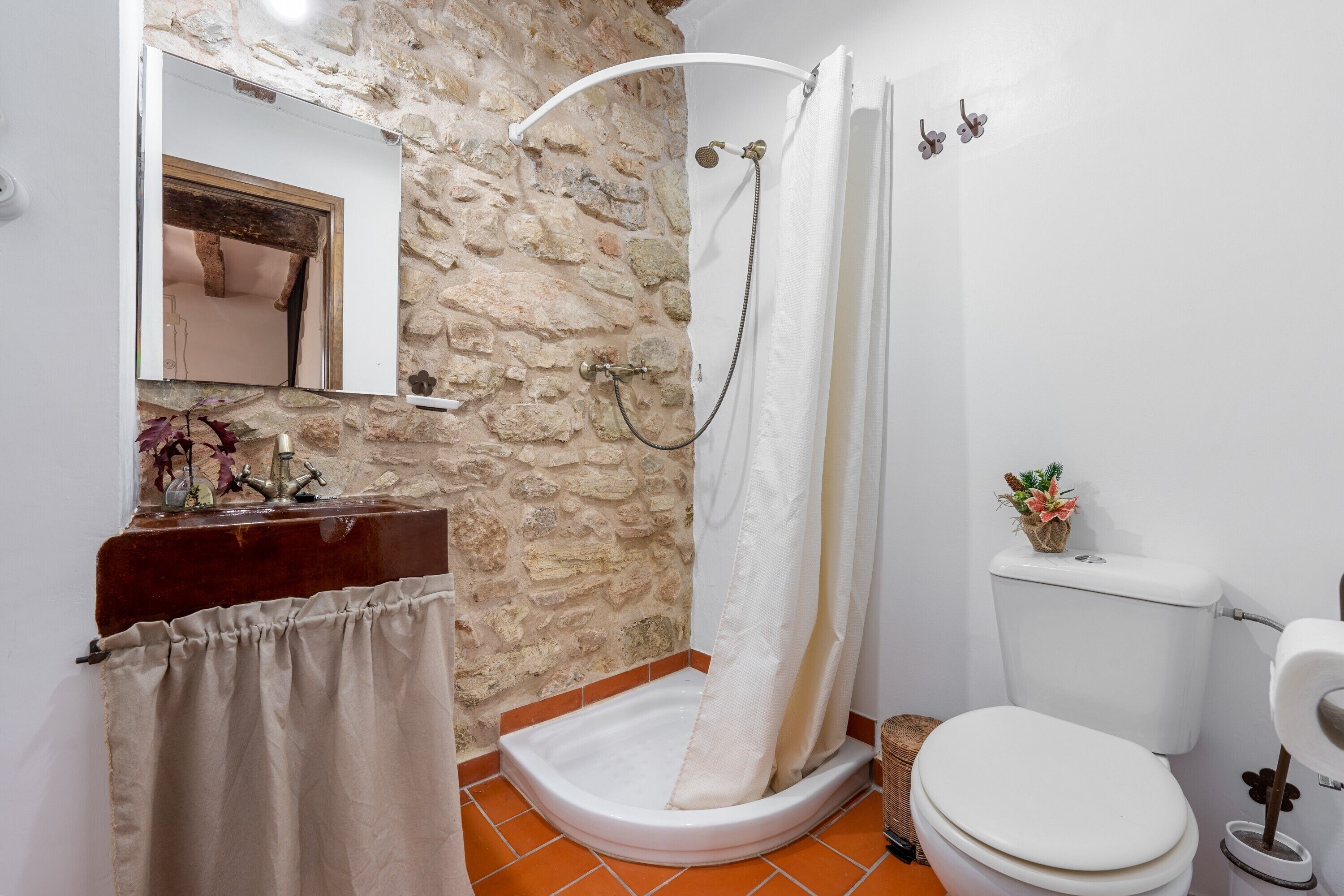Douche, articles de toilette gratuits, sèche-cheveux
