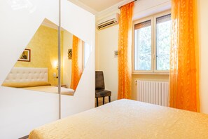 4 makuuhuonetta, silitysrauta/-lauta, ilmainen Wi-Fi, vuodevaatteet
