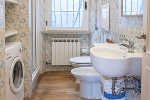 Shower, bidet, towels - N269 - Numana, single four-room villa with garden (Numana)