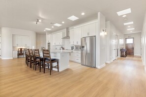 Fridge, microwave, oven, stovetop - Desert Sunsets & Starry Skies at The Penthouse (Hurricane)