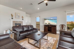 TV, fireplace, DVD player, books - Desert Sunsets & Starry Skies at The Penthouse (Hurricane)