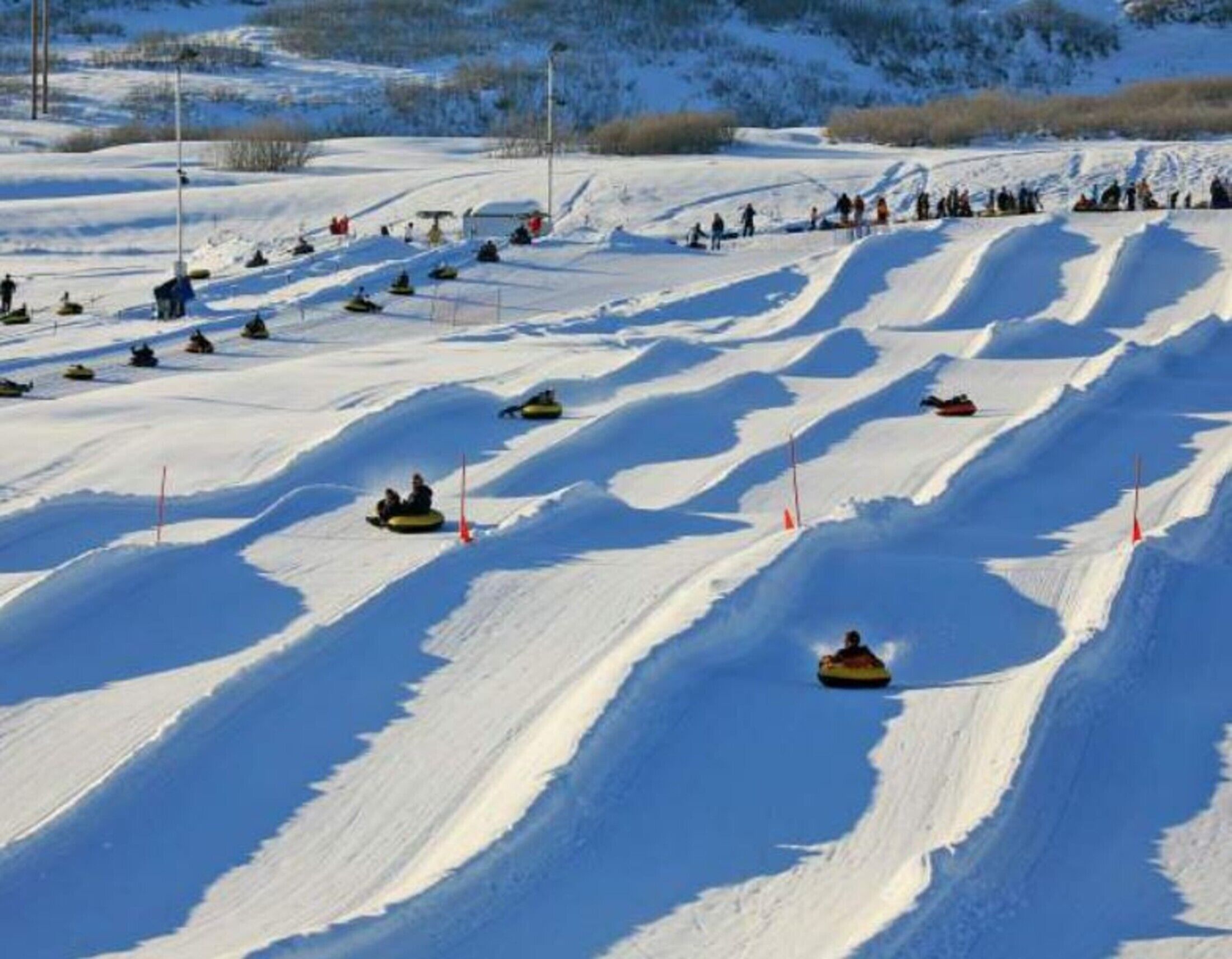 Pendiente nevada con múltiples pistas para flotadores de nieve.