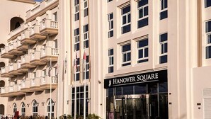 Un edificio con un letrero que dice "HANOVER SQUARE" y varios balcones.