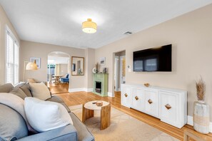 TV - The ARLO - Walk to Brewery and Restaurants (Milford)