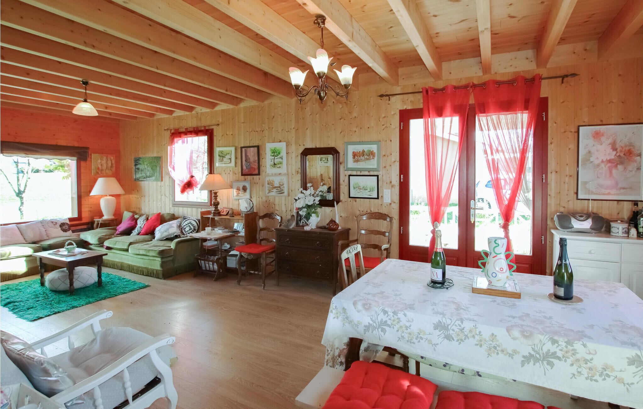 Eldstad och en stereo