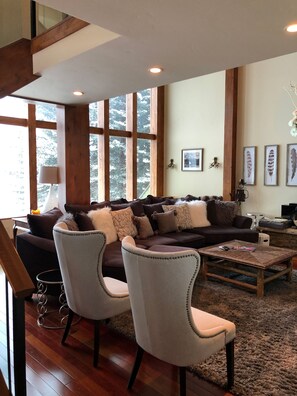 Una Smart TV, una chimenea, libros, una biblioteca de música