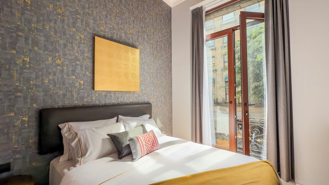 Luxe tweepersoonskamer, 2 queensize bedden, balkon | Een minibar, een kluis op de kamer, een bureau, een laptopwerkplek