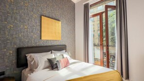 Luksus-dobbeltrom, 2 queensize-senger, balkong | Minibar, safe på rommet, skrivebord og skrivebord for bærbar PC