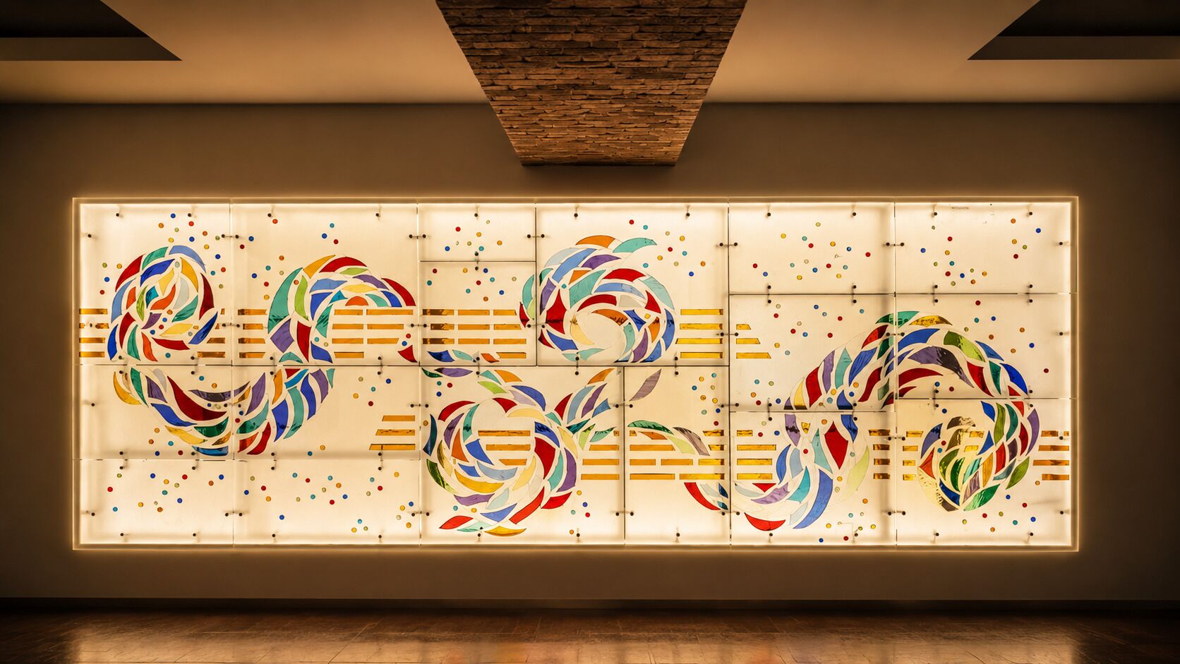 Un intérieur moderne agrémenté d’une grande installation artistique abstraite sur un mur.