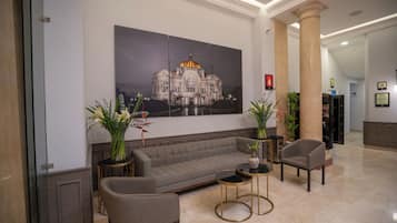 Coin salon dans le hall