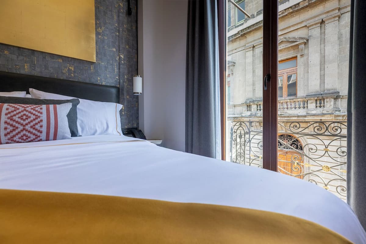 Superior Room, 1 Queen Bed, City View | Minibar, in-room safe, desk, laptop workspace