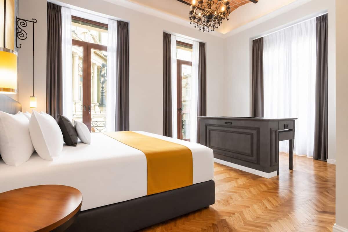 Presidential Room, 1 King Bed, Bathtub, City View