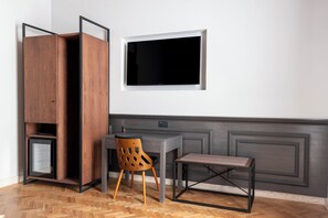 Superior Room, 1 King Bed, Terrace | Living area