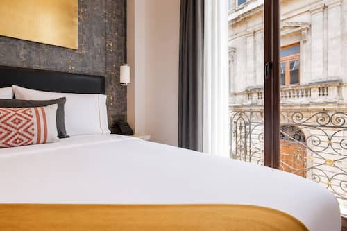 Superior-Zimmer, 1 Queen-Bett, Stadtblick | Minibar, Zimmersafe, individuell dekoriert, Schreibtisch