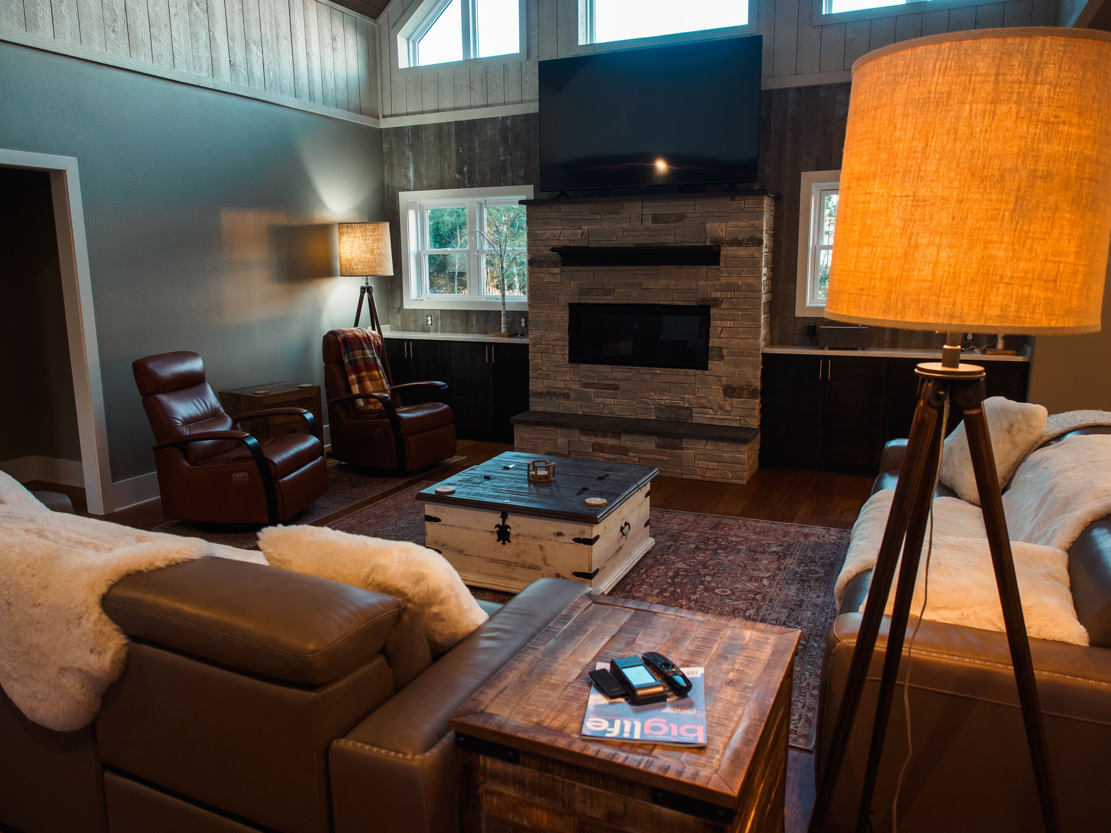 Grand House, 3 Bedrooms, Fireplace, Mountain View | Living area | 50-inch flat-screen TV with digital channels, fireplace