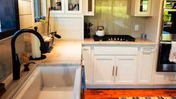 Nhà gỗ phong cách cổ điển, 3 phòng ngủ, lò sưởi, quang cảnh núi | Bếp riêng | Tủ lạnh, lò vi sóng, lò nướng, bếp nấu