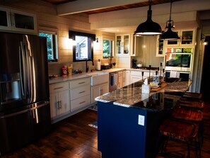 Chalet Classique, 3 chambres, cheminée, vue montagne | Cuisine privée | Grand réfrigérateur, micro-ondes, four, plaque de cuisson