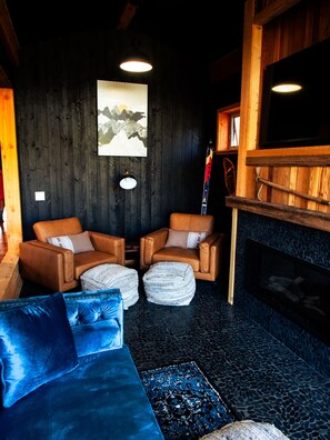Classic Chalet, 3 Bedrooms, Fireplace, Mountain View | Living area