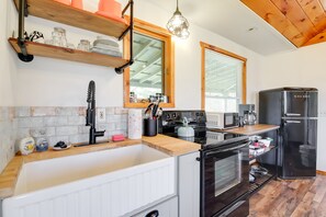 Refrigerador, microondas, parrilla de estufa y cafetera y tetera 