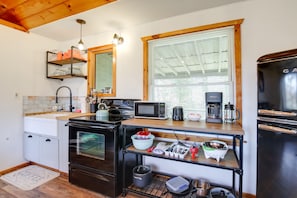 Réfrigérateur, micro-ondes, plaque de cuisson, cafetiÚre/bouilloire