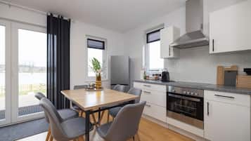 Fridge, oven, stovetop, dishwasher