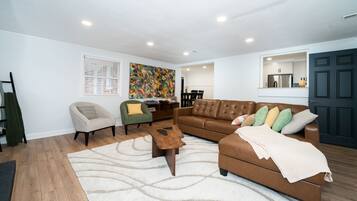 Smart-TV, Kamin, Tischfußball, Bücher