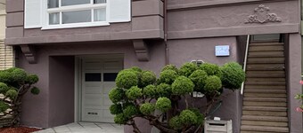 Contemporary 3bedrooms 2bathrooms in private top floor locates@safe neighborhood