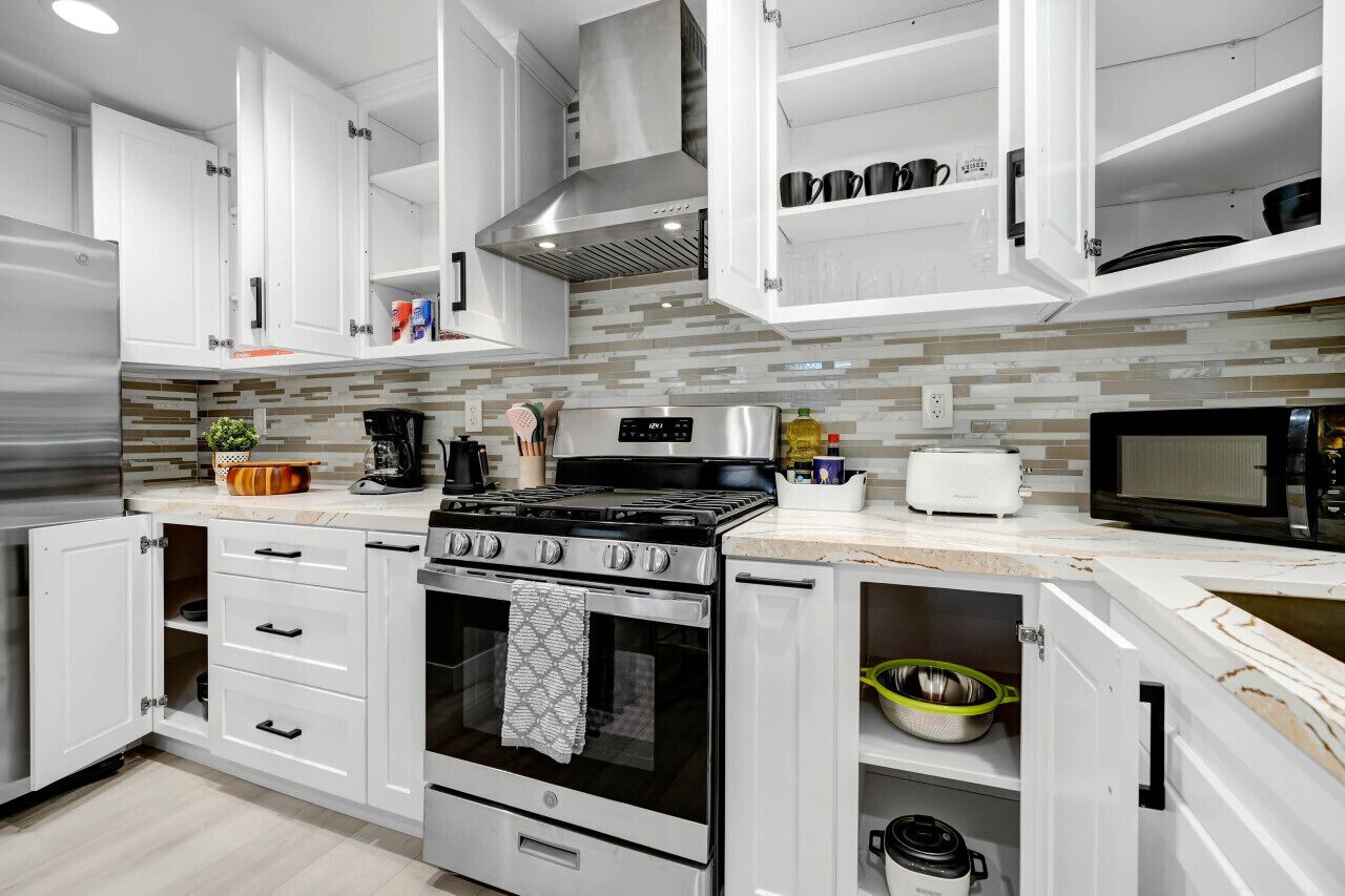 Kjøleskap, mikrobølgeovn, ovn og kokeplater