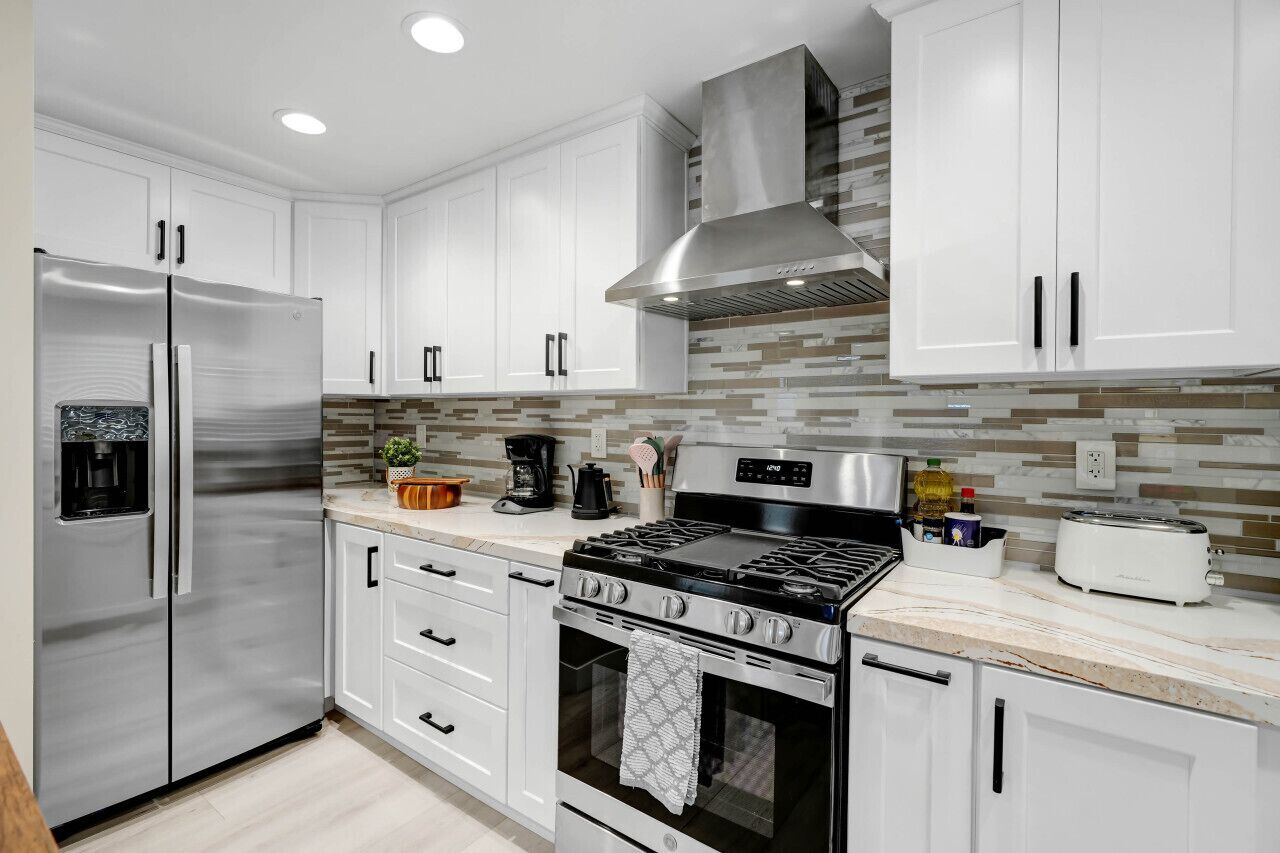 Kjøleskap, mikrobølgeovn, ovn og kokeplater