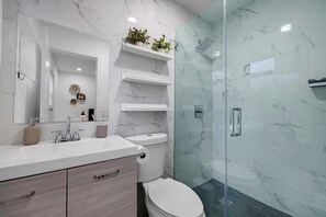 Douche, séchoir à cheveux, serviettes fournies, savon