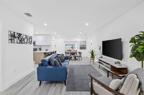 Smart TV, foosball - Modern villa in Design District ! (Miami)