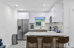 ثلاجة، ميكروويف، فرن، موقد طهي مسطح