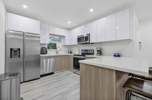 Geladeira, micro-ondas, fogão, cooktop