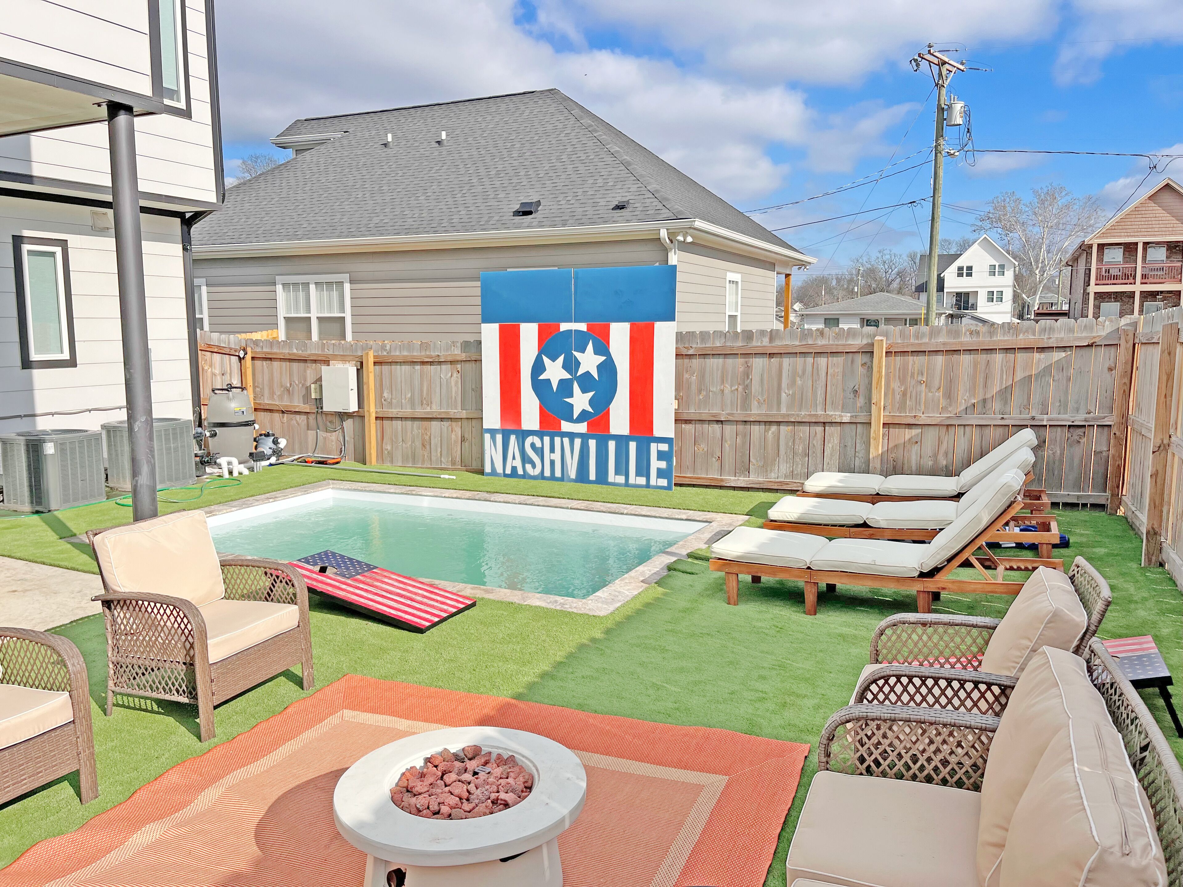 Private Heated Pool - Hot Tub - Minutes from Broadway