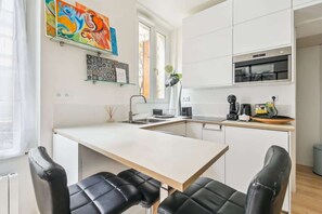 Kylskåp, mikrovågsugn, ugn och kaffe- och tebryggare