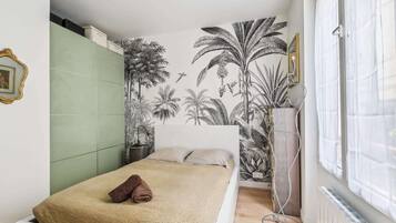 1 slaapkamer, een bureau, een strijkplank/strijkijzer, internet