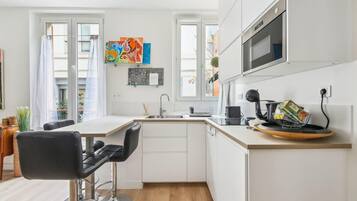 Fridge, microwave, oven, coffee/tea maker