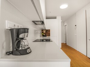 Køleskab, mikrobølgeovn, ovn, kogeplade