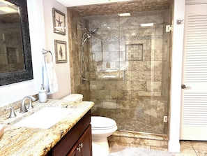 Hair dryer, towels, soap, shampoo - GP22B –World Cup Stay - 10min to AT&T - Sleeps 4 - Free Parking (Grand Prairie)