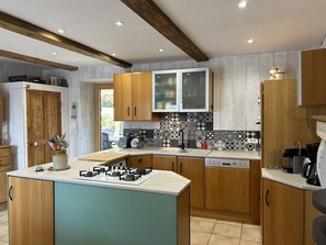 Kühlschrank, Mikrowelle, Ofen, Geschirrspüler