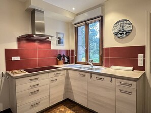 Fridge, oven, dishwasher, toaster - 102 - Beautiful Family Home in a Quiet Neighborhood (FREHEL)