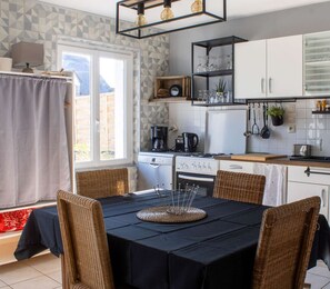 Kylskåp, mikrovågsugn, ugn och diskmaskin