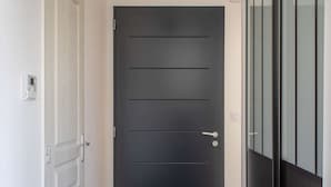 Una puerta cerrada con un picaporte moderno y una cerradura.