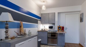 Kühlschrank, Mikrowelle, Ofen, Geschirrspüler